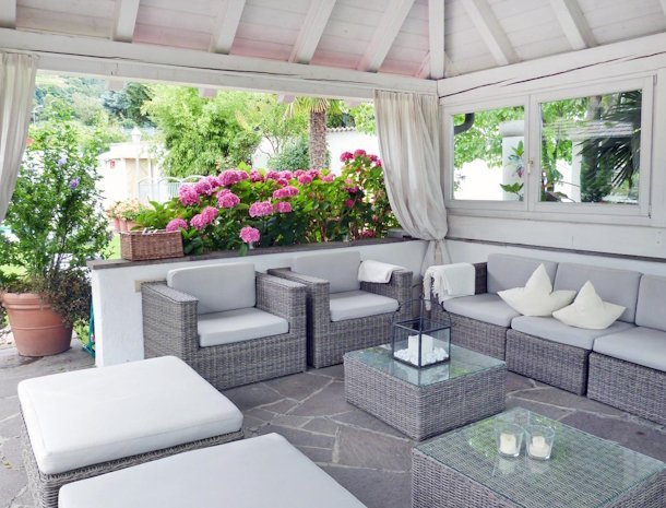 Riedingerhof-Merano-Trentino-tuin-loungehoek.jpg