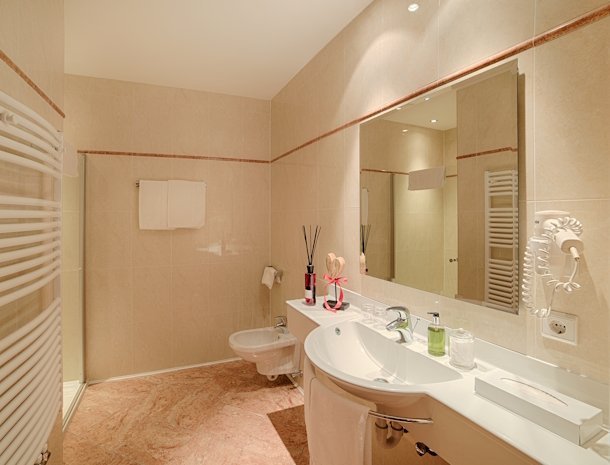 Hotel-Reischach-Kronplatz-2-persoonskamer-superior-badkamer.jpg