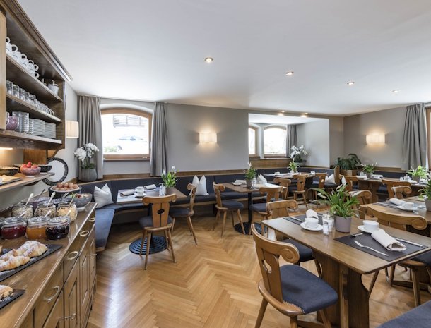 bed-and-breakfast-villa-angelino-ortisei-trentino-ontbijtruimte.jpg