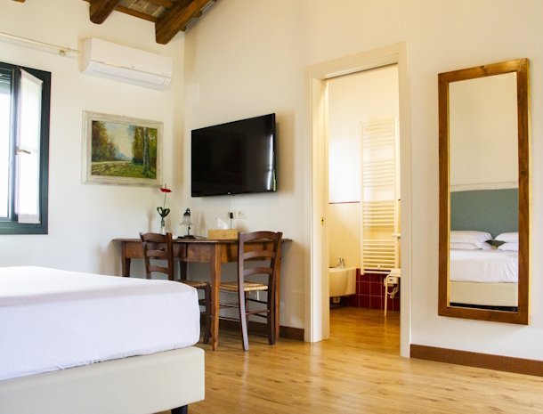 Albafiorita-agriturismo-latisana-friuli-slaapkamer-badkamer.jpg
