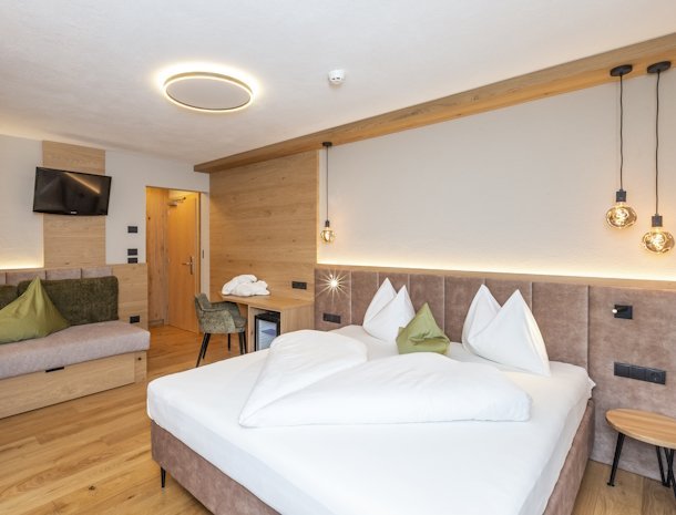 Hotel-Lindnerhof-Sankt-Lorenzen-Pustertal-slaapkamer-bed-modern.jpg