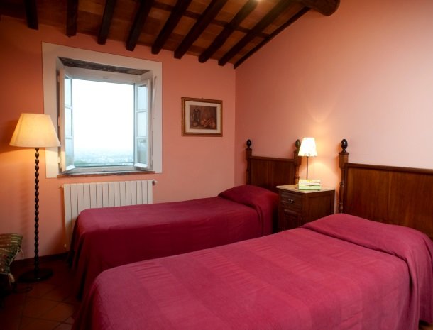 colledibordocheo-lucca-appartement-kamer-losse-bedden.jpg