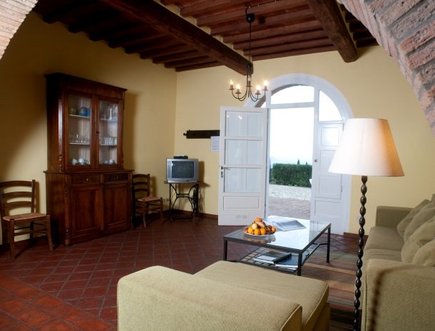 colledibordocheo-lucca-appartement-woonkamer-terras.jpg