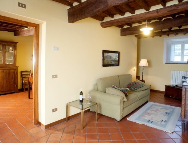 colledibordocheo-lucca-appartement-woonkamer.jpg