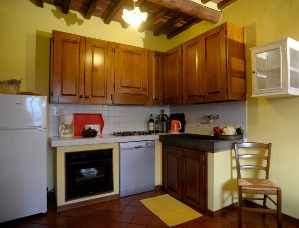 colledibordocheo-lucca-appartement1-keuken.jpg