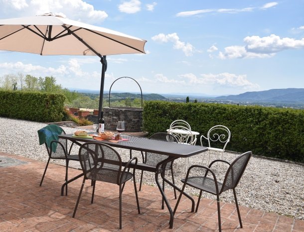 colledibordocheo-lucca-appartement-terras-uitzicht.jpg