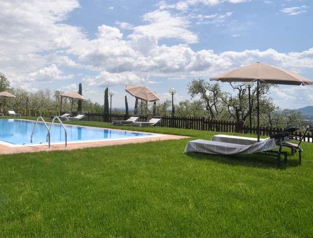 colledibordocheo-lucca-appartement-zwembad-parasol.jpg