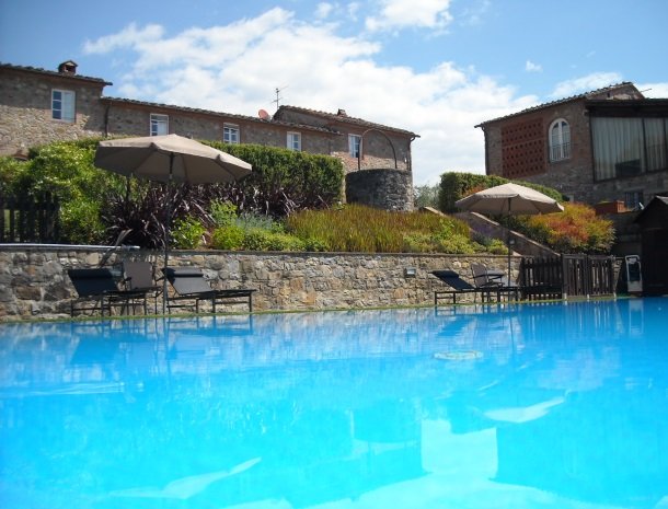 colledibordocheo-lucca-appartement-zwembad.jpg