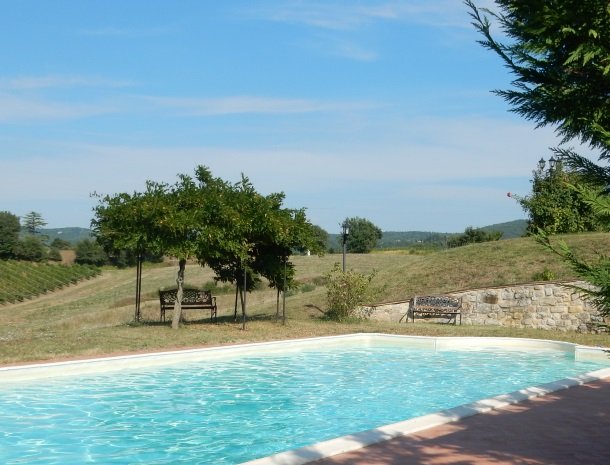agriturismo gatto giallo montegabbione het zwembad.jpg