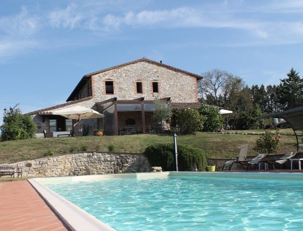 agriturismo gatto giallo montegabbione zwembad en terras.jpg
