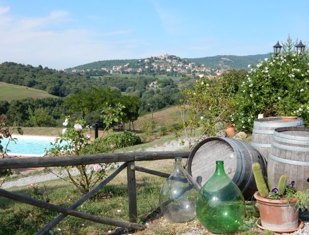 agriturismo gatto giallo montegabbione zwembad uitzicht.jpg