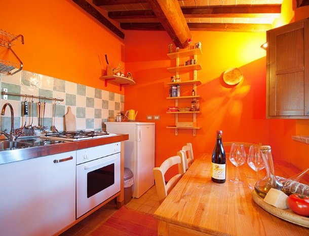 agriturismo gatto giallo montegabbione suite oranje keuken.jpg