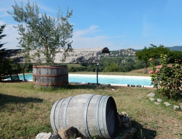 agriturismo gatto giallo montegabbione zwembad wijnvat.jpg