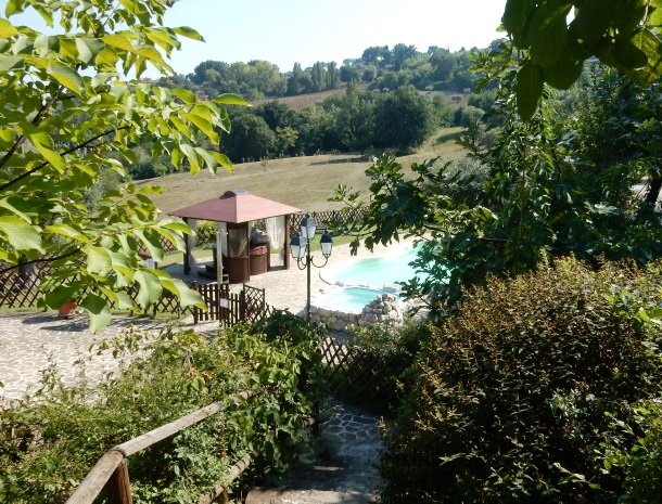 agriturismo-gli-ulivi-cingoli-zwembad-tuin.jpg