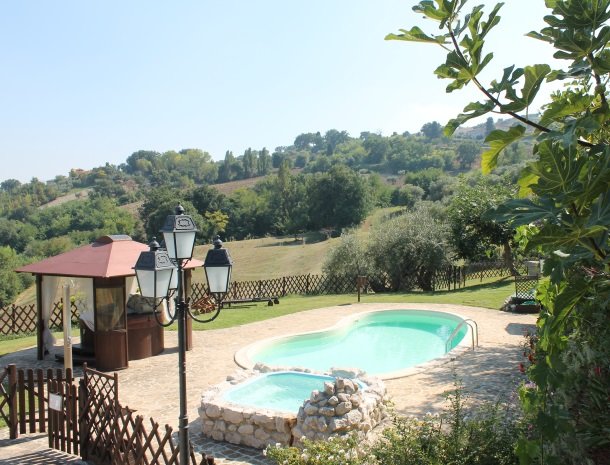 agriturismo-gli-ulivi-cingoli-het-zwembad.jpg