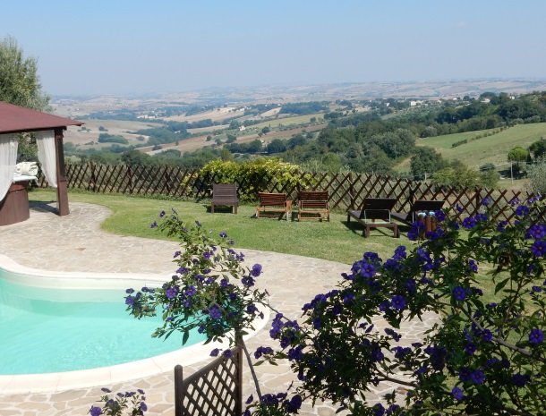 agriturismo-gli-ulivi-cingoli-zwembad-uitzicht.jpg