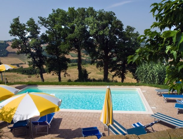 agriturismo alla vecchia quercia-pergola-zwembad.jpg