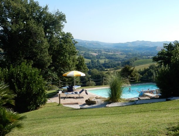 agriturismo alla vecchia quercia-pergola-hetzwembad.jpg