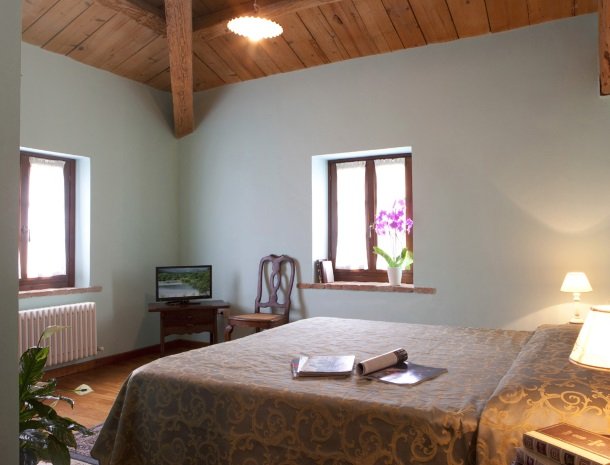 agriturismo-divin-amore-marche-slaapkamer.jpg