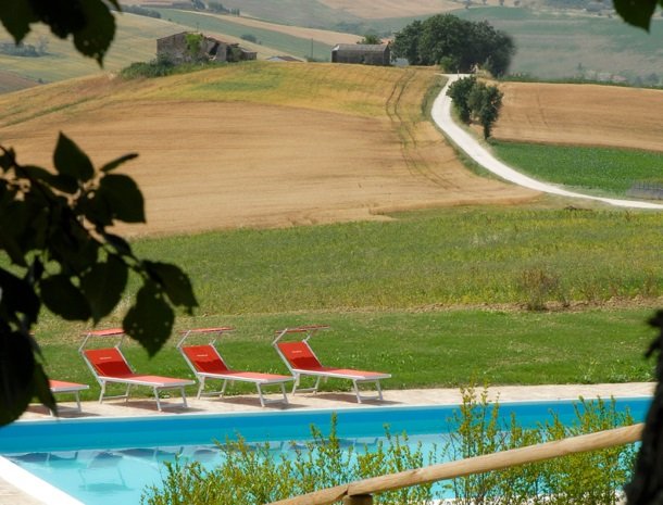 agriturismo-divin-amore-marche-zwembad.jpg