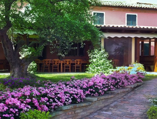 agriturismo-divin-amore-marche-tuin-huis-bloemen.jpg