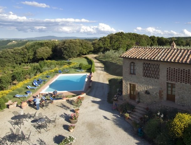 agriturismo-il-casolare-di-bucciano-sangimignano-terras-zwembad.jpg