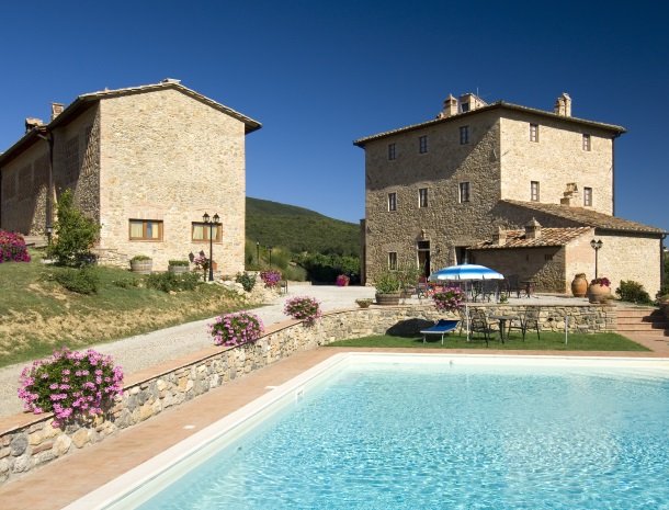 agriturismo-il-casolare-di-bucciano-sangimignano-huizen-zwembad.jpg