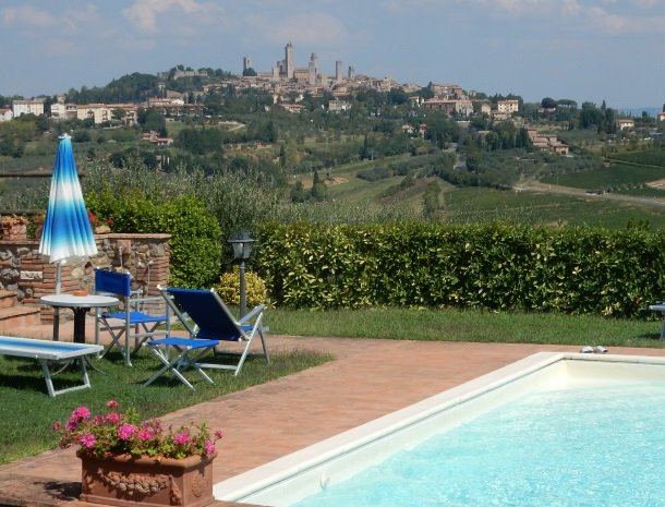 agriturismo-il-casolare-di-bucciano-sangimignano-zwembad-uitzicht.jpg