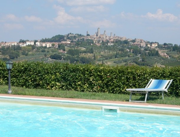 agriturismo-il-casolare-di-bucciano-sangimignano-zwemmen-uitzicht.jpg