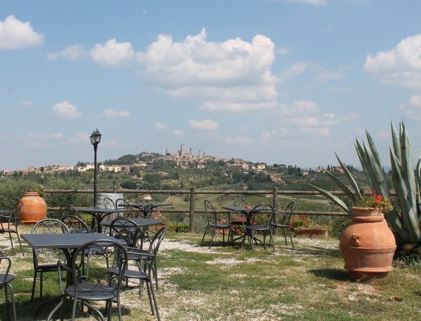 agriturismo-il-casolare-di-bucciano-sangimignano-terras-uitzicht.jpg