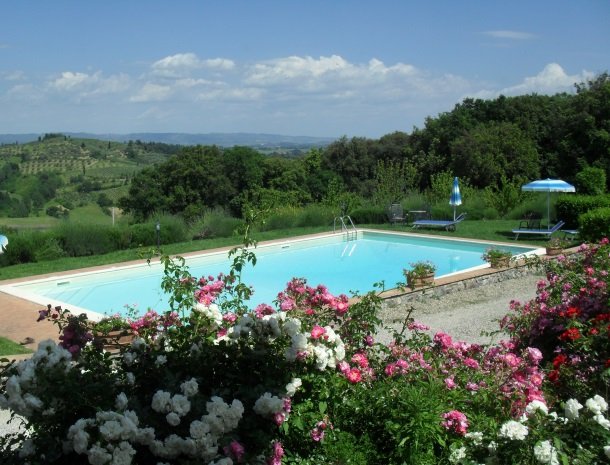 agriturismo-il-casolare-di-bucciano-sangimignano-zwembad-bloemen.jpg