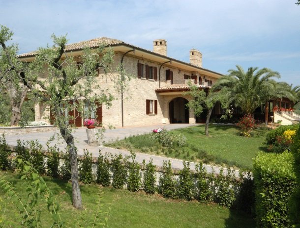 agriturismo-il-crinale-marche-tuin-achterkant.jpg