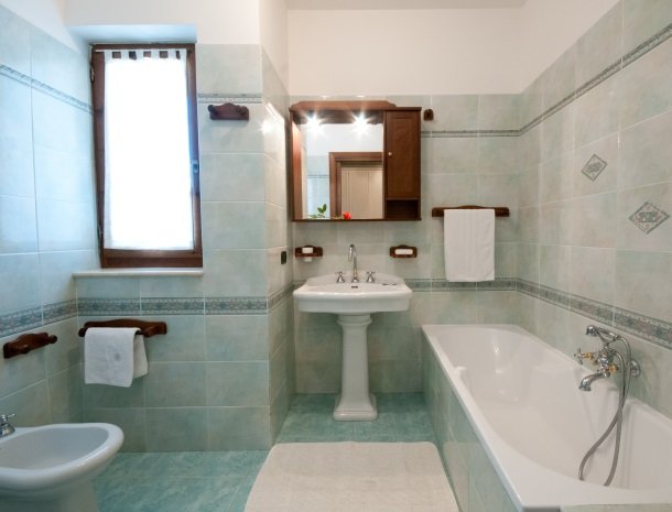 agriturismo-il-crinale-marche-badkamer-bad.jpg