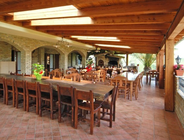 agriturismo-il-crinale-marche-serre-eten.jpg