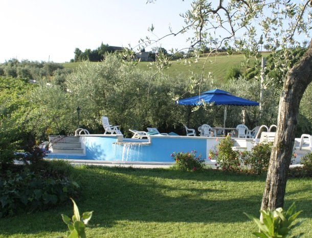 agriturismo-il-crinale-marche-zwembad-tuin.jpg