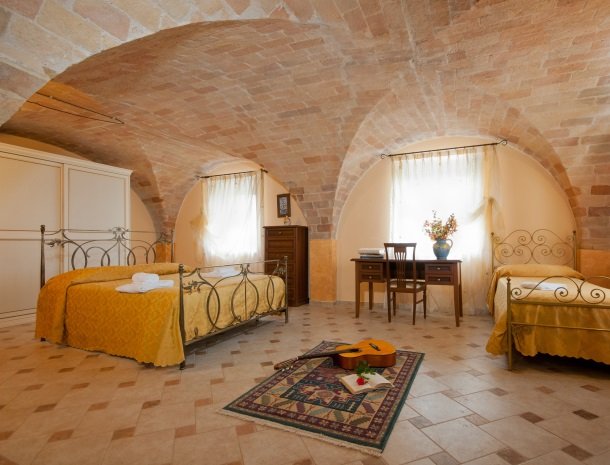 agriturismo-il-crinale-marche-kamer-rustico.jpg