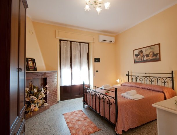 agriturismo-il-crinale-marche-kamer-antico-camino.jpg