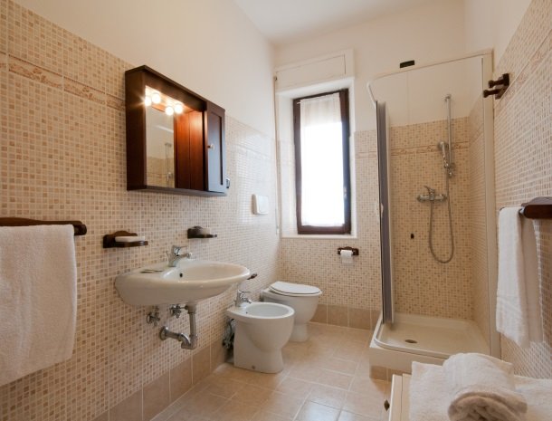 agriturismo-il-crinale-marche-badkamer.jpg