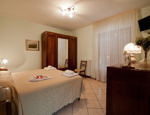 agriturismo-il-crinale-marche-kamer-giardino.jpg