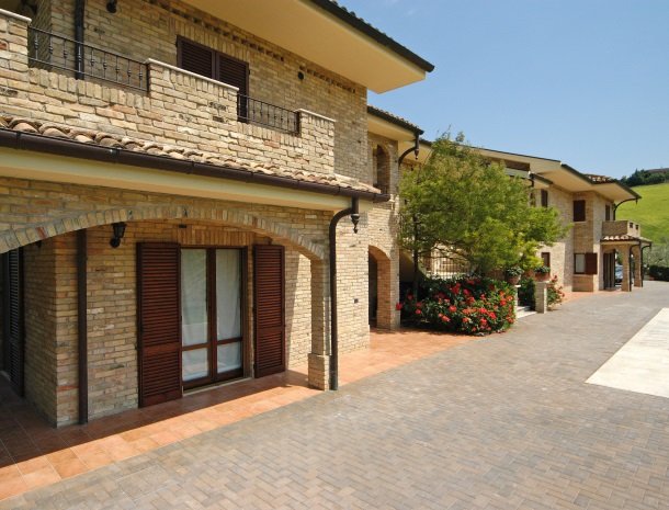 agriturismo-il-crinale-marche-huis-terras.jpg