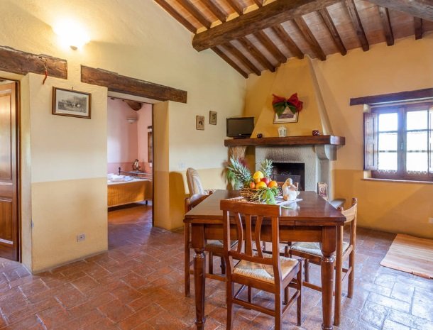 agriturismo-il-felcino-umbrie-appartement-rosa-canina-woonkamer.jpg