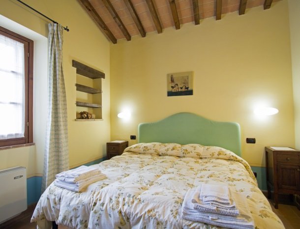 la-casa-colonica-tuoro-sul-trasimeno-tulipano-slaapkamer.jpg