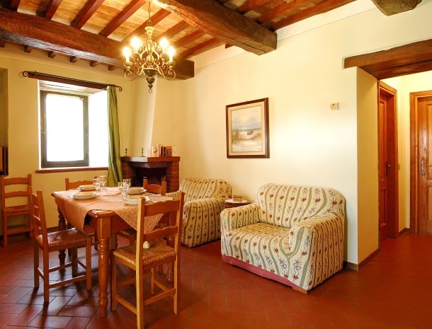 la-casa-colonica-tuoro-sul-trasimeno-appartement-primula-woonkamer.jpg