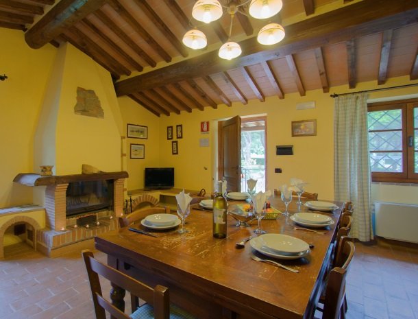 la-casa-colonica-tuoro-sul-trasimeno-appartement-tulipano-woonkamer.jpg