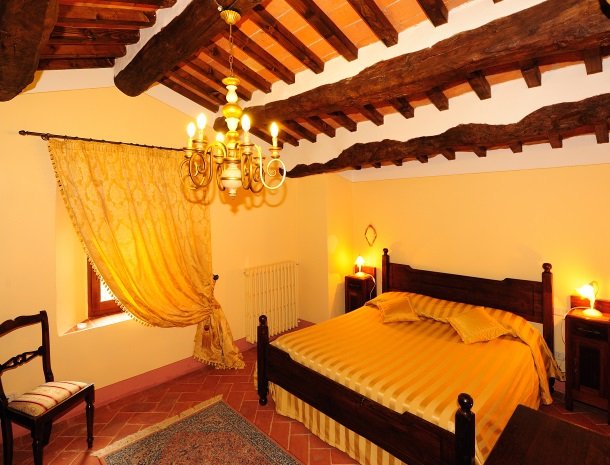 la-casa-colonica-tuoro-sul-trasimeno-slaapkamer.jpg