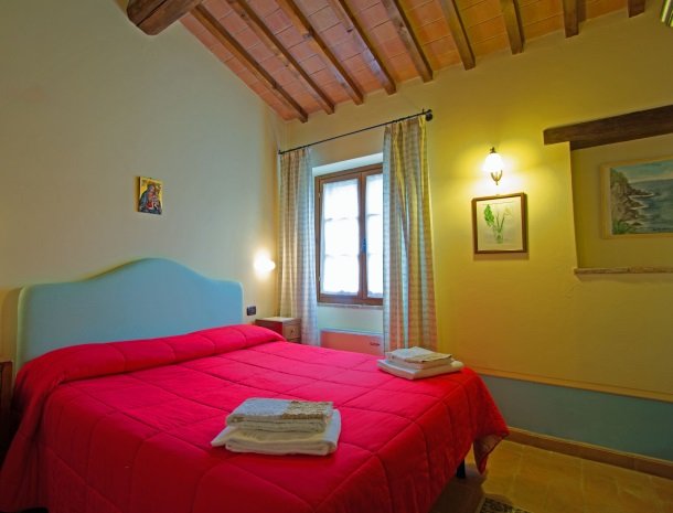 la-casa-colonica-tuoro-sul-trasimeno-appartement-tulipano-slaapkamer.jpg