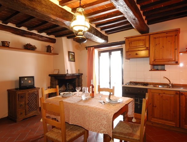 la-casa-colonica-tuoro-sul-trasimeno-woonkamer-rosa.jpg