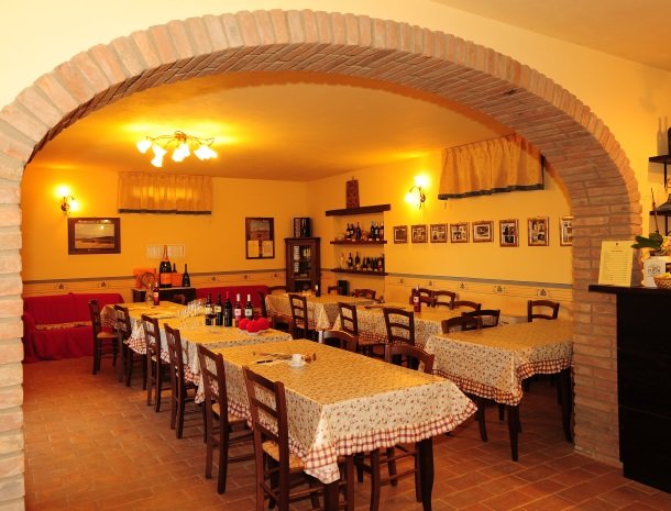 la-casa-colonica-tuoro-sul-trasimeno-restaurant.jpg