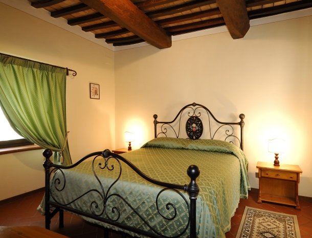 la-casa-colonica-tuoro-sul-trasimeno-appartement-primula-slaapkamer.jpg