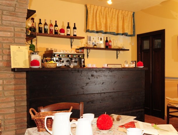 la-casa-colonica-tuoro-sul-trasimeno-bar.jpg